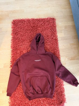 Roter Kapuzenpulli mit tollem Aufdruck, Grösse S