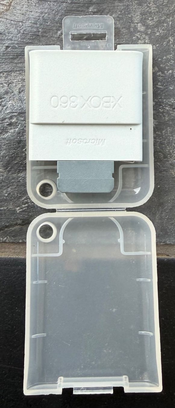 Memory Units & Memory Cards: Xbox 360 Memory Unit Microsoft neuwertig. 64MB – Gebraucht aus Waltenschwil von WBcooper