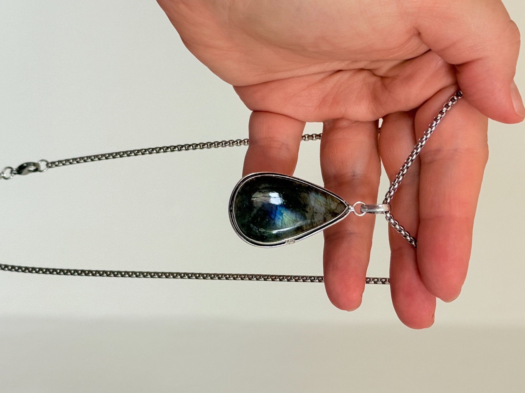 Catenine: Collier avec pendentif labradorite forme goutte – Nuovo e nell'imballaggio originale da Genève venduto da AGBERG 9