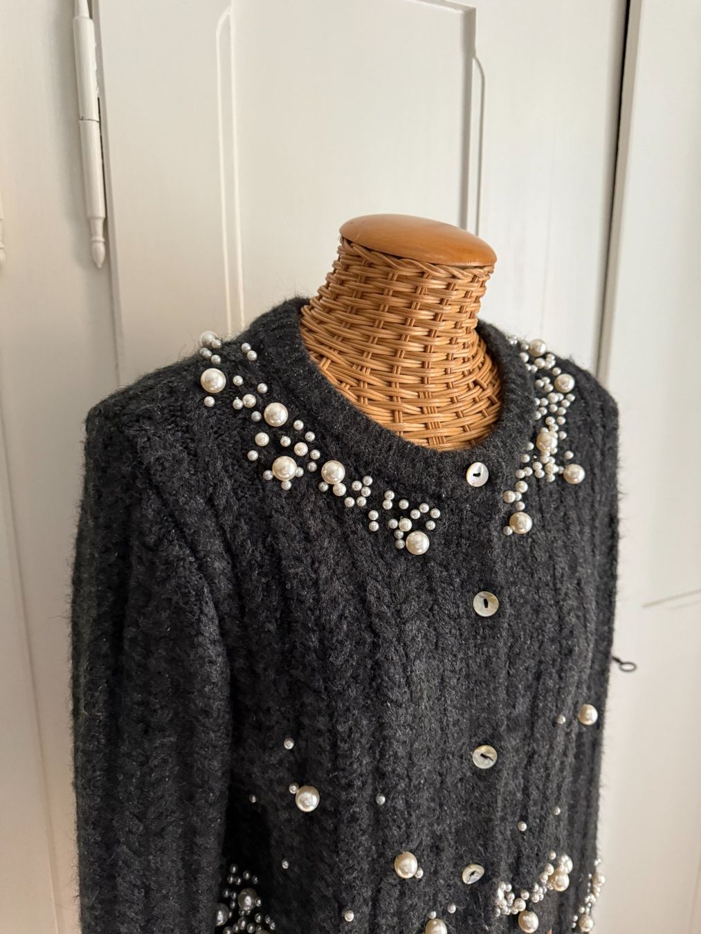 Zara Giacche: ZARA - Cardigan Strickjacke dunkgelgrau mit Perlen S – Usato da Zürich venduto da Diazaio 1