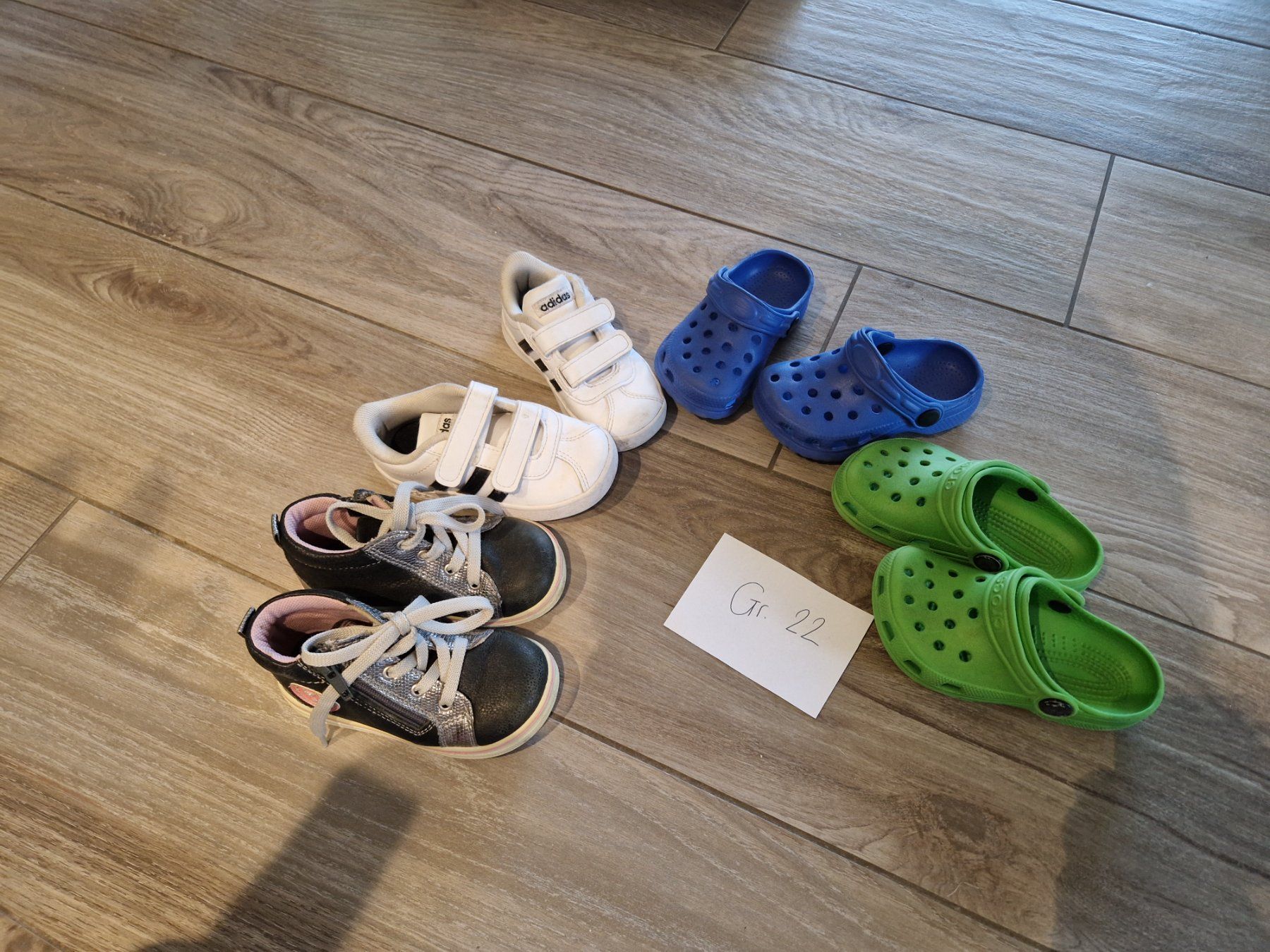 Scarpe per ragazze: Cooles Schuhpacket Gr. 22 Mädchen – Usato da Niederhünigen venduto da SnowboardJu 1