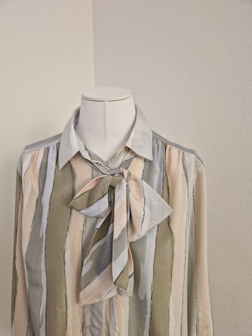 Camicette: Elegante Damenbluse mit Schleife Gr. 44 – Usato da Glattbrugg venduto da hap_8w8v 1