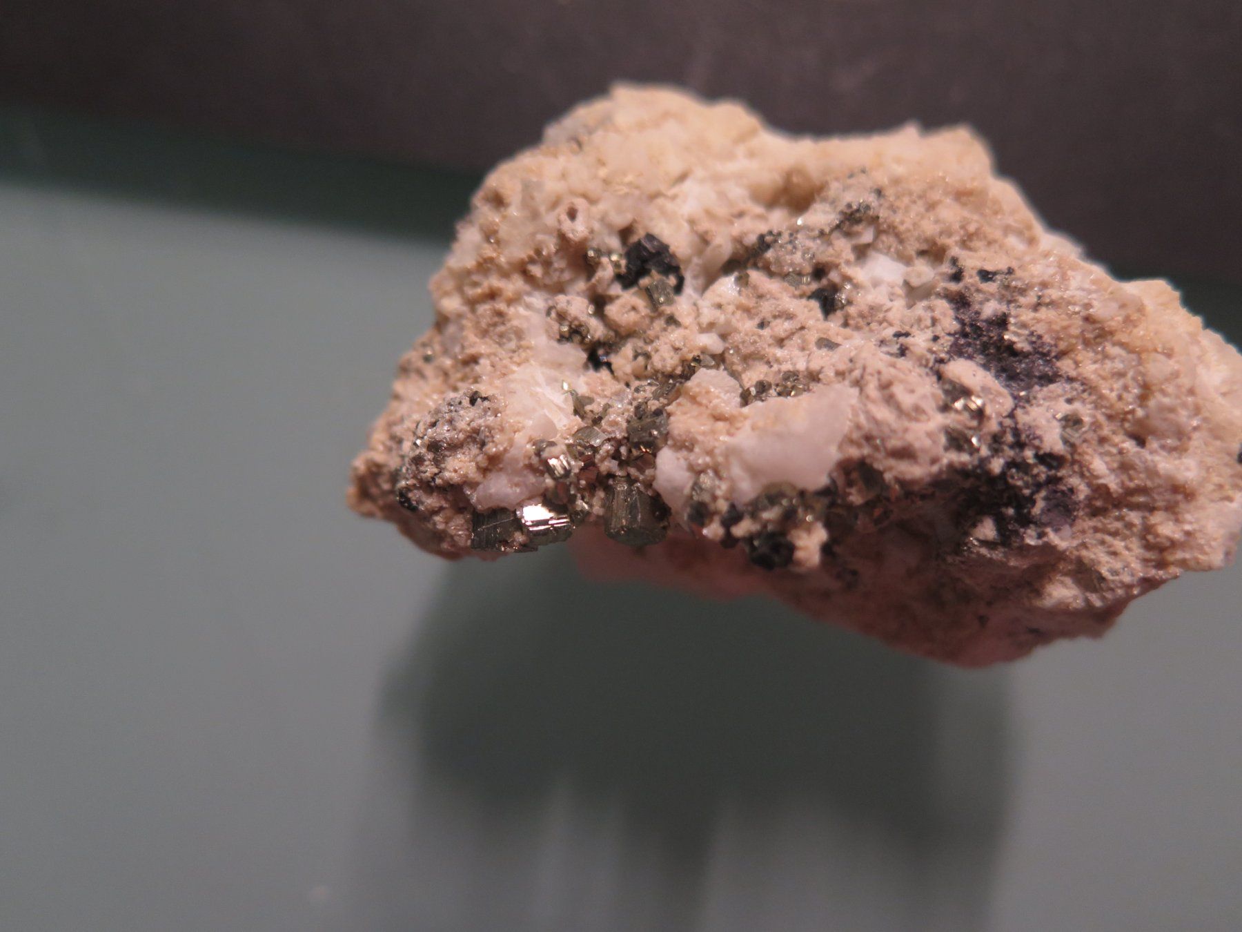 Mineralien & Heilsteine: Manganocalcit mit Pyrit von Peru – Gebraucht aus Schaffhausen von Yamakana51L8736OQ8 5