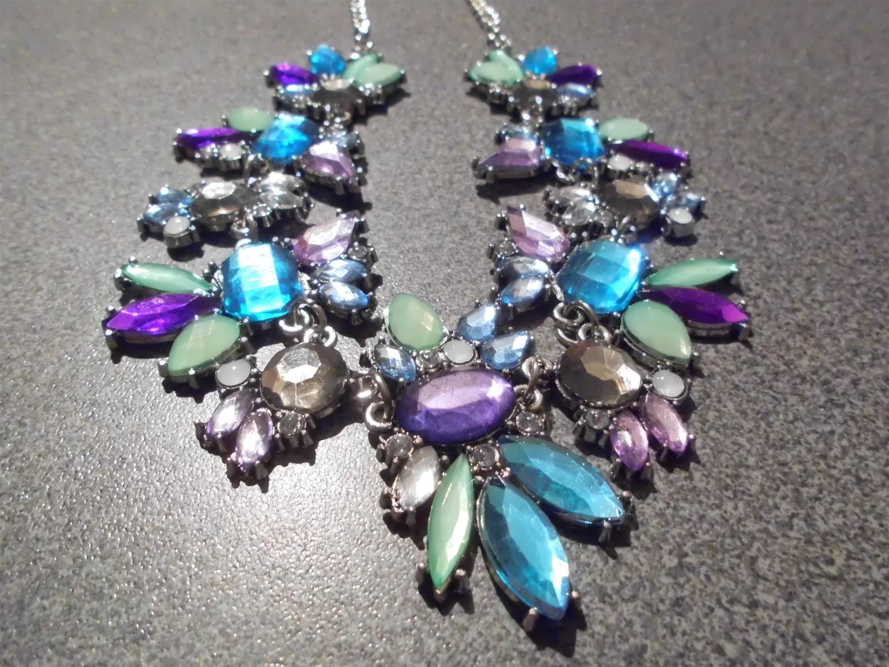 Catenine: Kette silberfarbig, Blüten violett/blau – Nuovo e nell'imballaggio originale da Zürich venduto da abraxas1291 1
