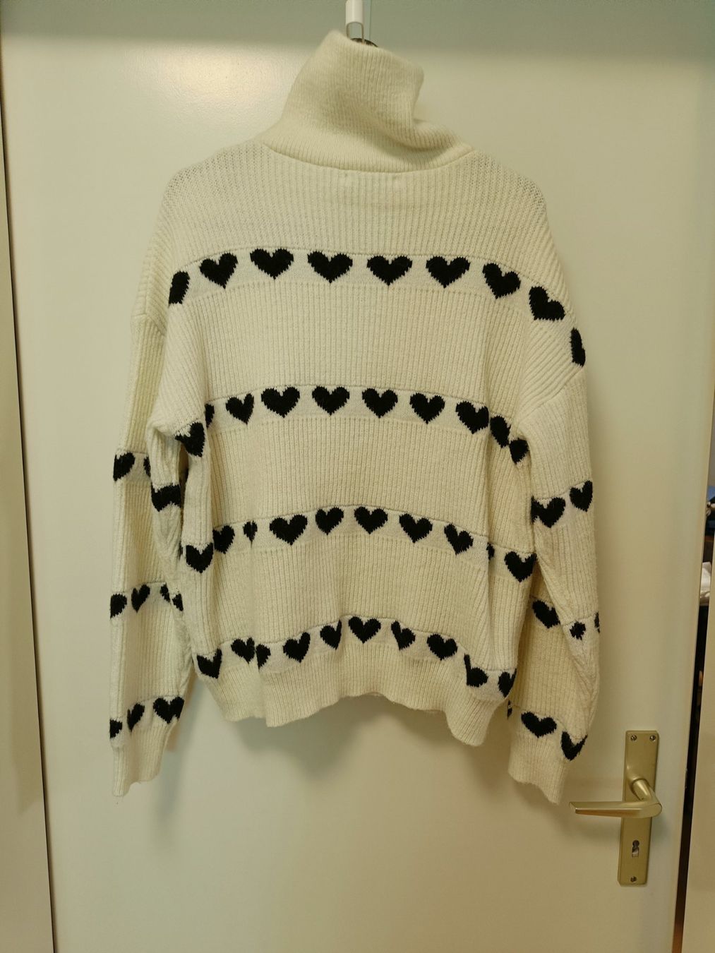 Maglioni & Felpe: Copperose Pullover weiss mit schwarzen Herzen, ca. M – Usato da Zürich venduto da Atelier.Second 5