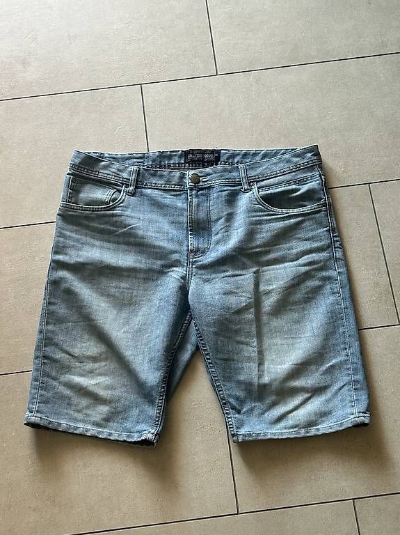 Jeans: Kurze Jeans Hellblau – Neuf avec emballage d'origine à Maisprach par _aliciarebecca_