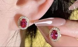 Clous d’oreilles plaqués  jaune pierre zircon et brillants