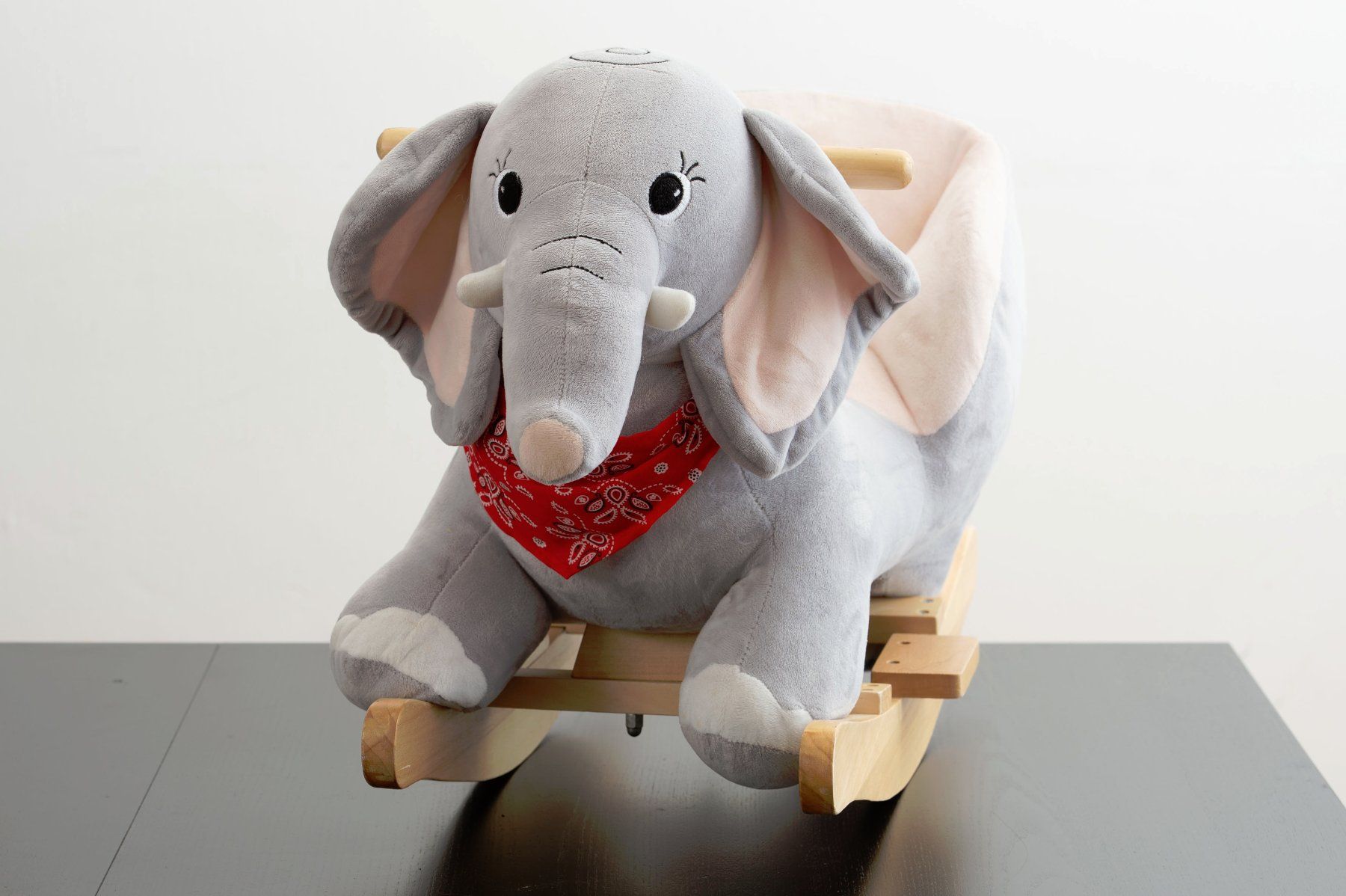 Spielzeuge: Éléphant à bascule en peluche – Gebraucht aus Vevey von leica69