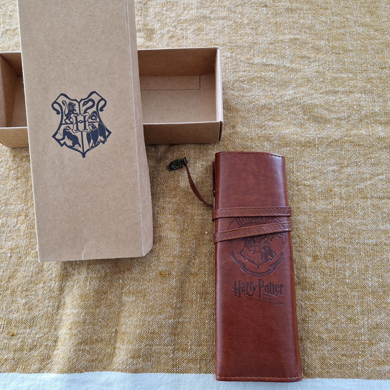 Astucci : Harry Potter Etui, braun, neuwertig – Nuovo (secondo la descrizione) da Gränichen venduto da sunchi07 1