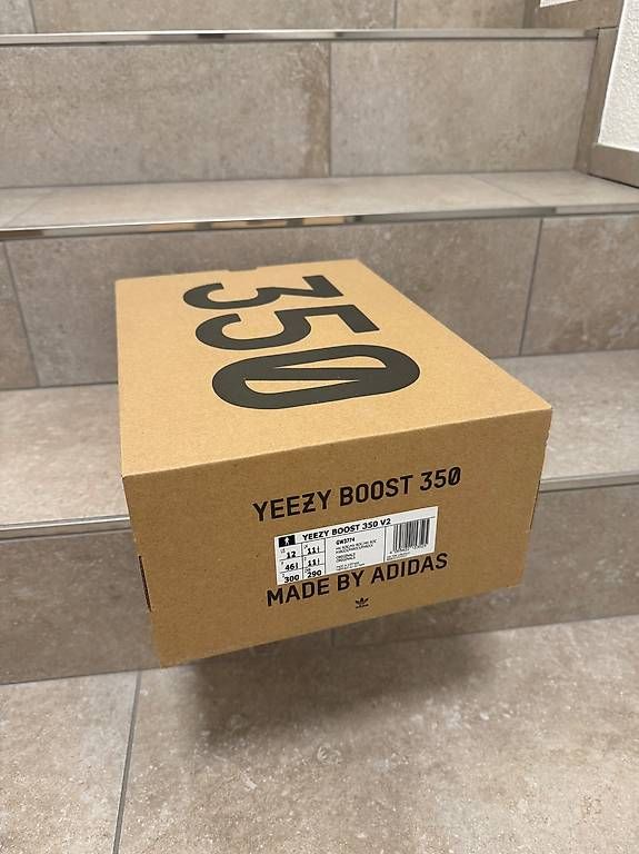 Scarpe da uomo: Original leere Yeezy 350 V2 Schuhbox – Usato da Schübelbach venduto da Rahnmont 1