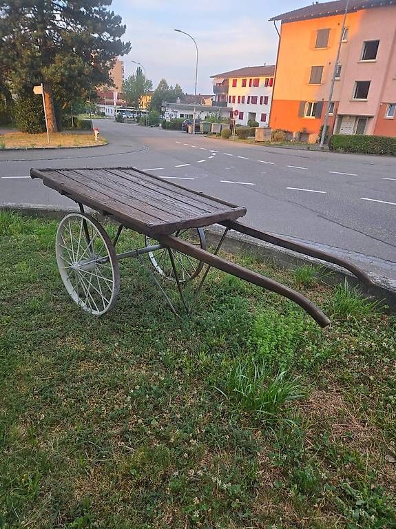 Schubkarren: Liebevoll aufgearbeitet – Gebraucht aus Bettlach von Raumdesign01