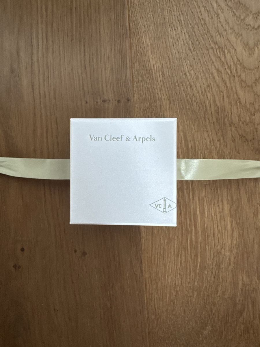 Sonstige Dekorationen & Accessoires: Van Cleef & Arpels Geschenkbox – Neu (gemäss Beschreibung) aus Volketswil von Jan.17 1