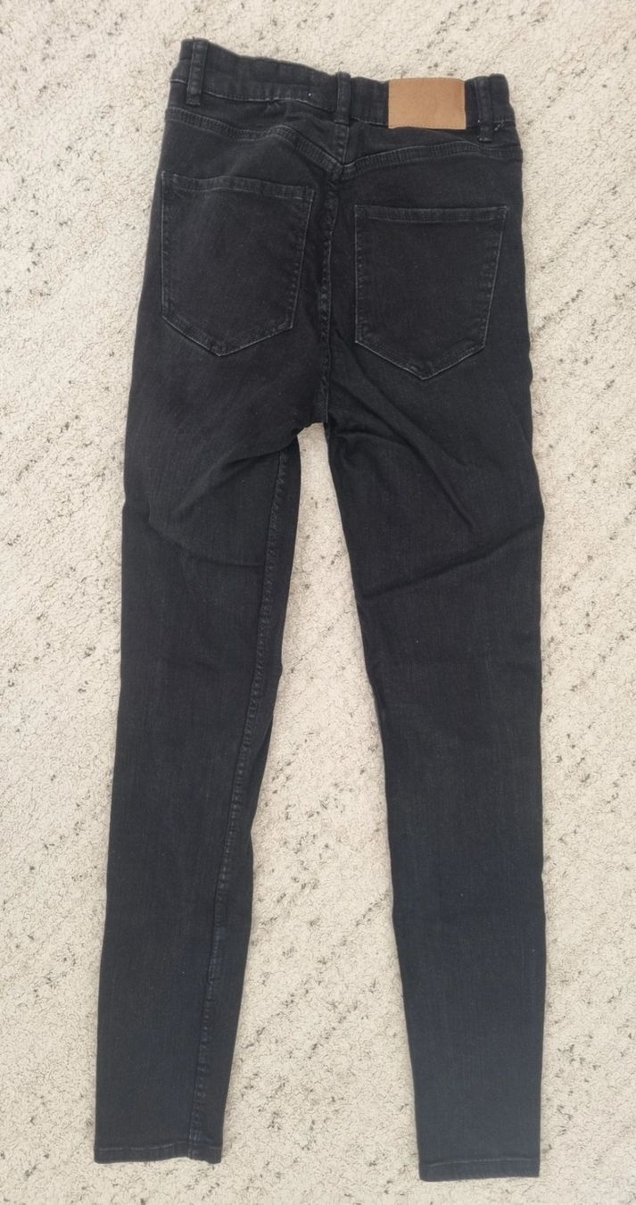 Zara Pantaloni: Jeans noir "zara" - taille 34 – Usato da Vevey venduto da Renka2011 2