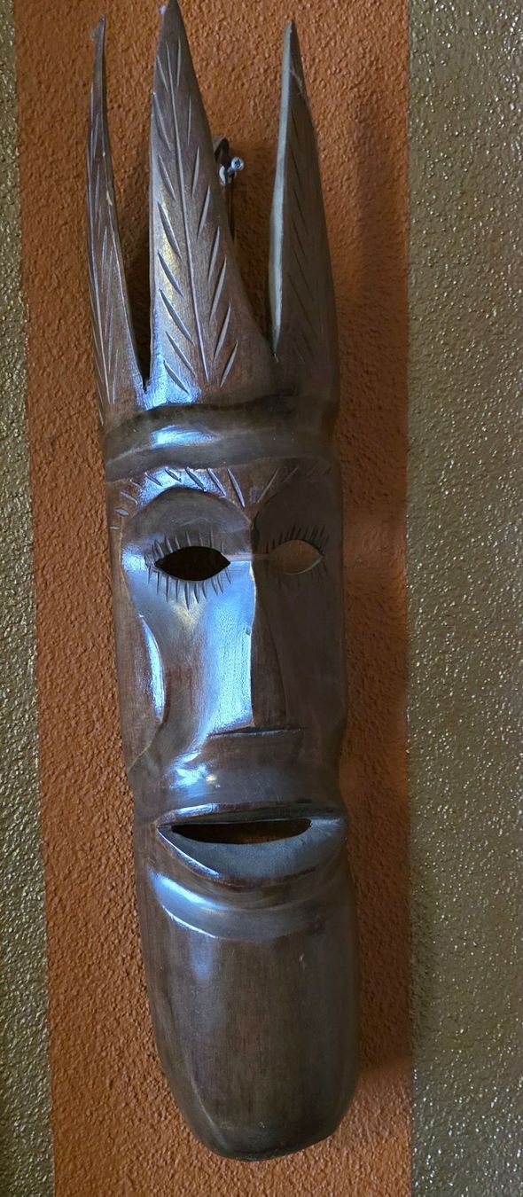 Internationale Kunst: Schlanke Holzmaske mit Kronen-Aufsatz (53 cm) – Gebraucht aus Ebikon von Fredieluz 1