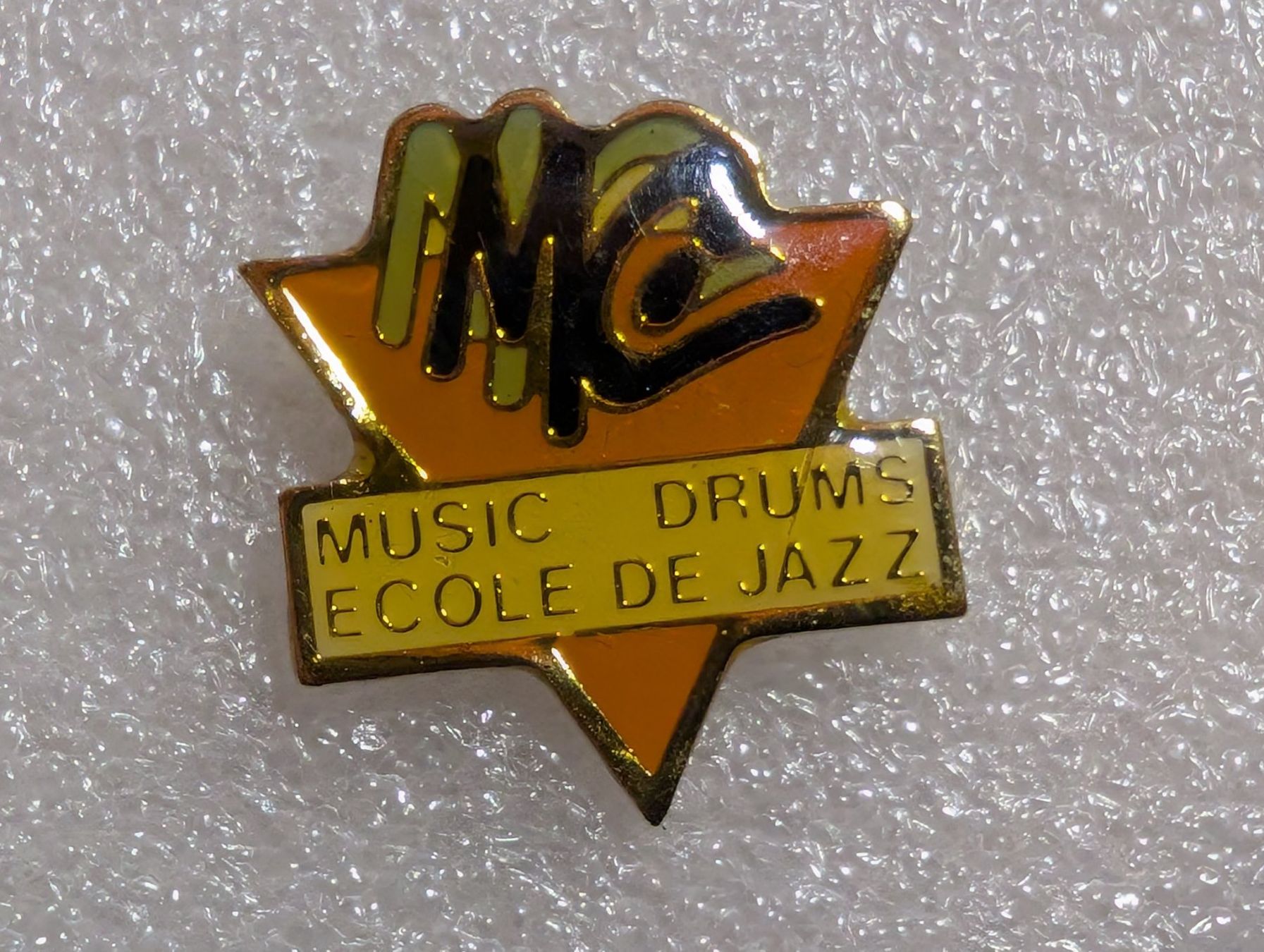Placchette & Badge: Ansteckpin 213: Ecole du Jazz – Usato da Oppligen venduto da Pin-Fall-Shop