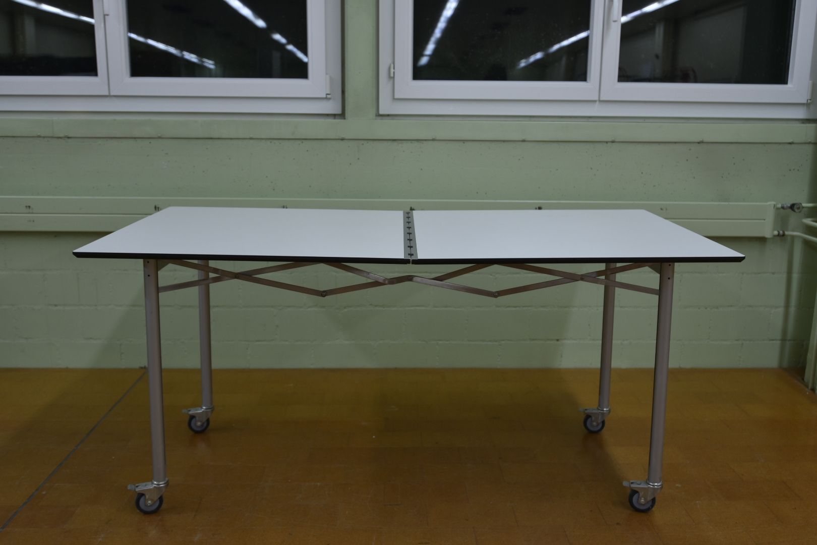 Tavoli: Der faltbare Scheren-Tisch 500 von Thut Möbel – Usato da Lichtensteig venduto da Polsterwerk 6