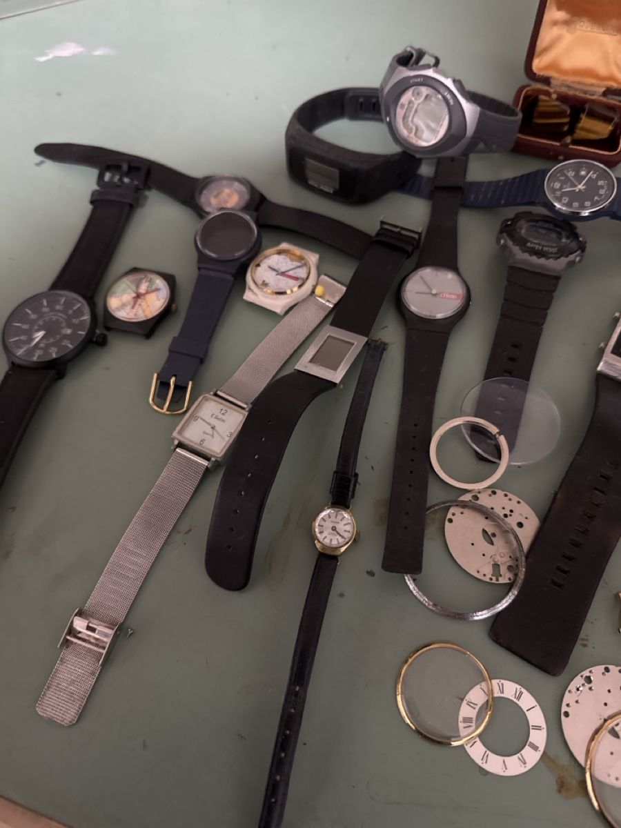 Orologi: Lot de montres diverses et accessoires état variable – Difettoso da La Chaux-de-Fonds venduto da lida2005 9