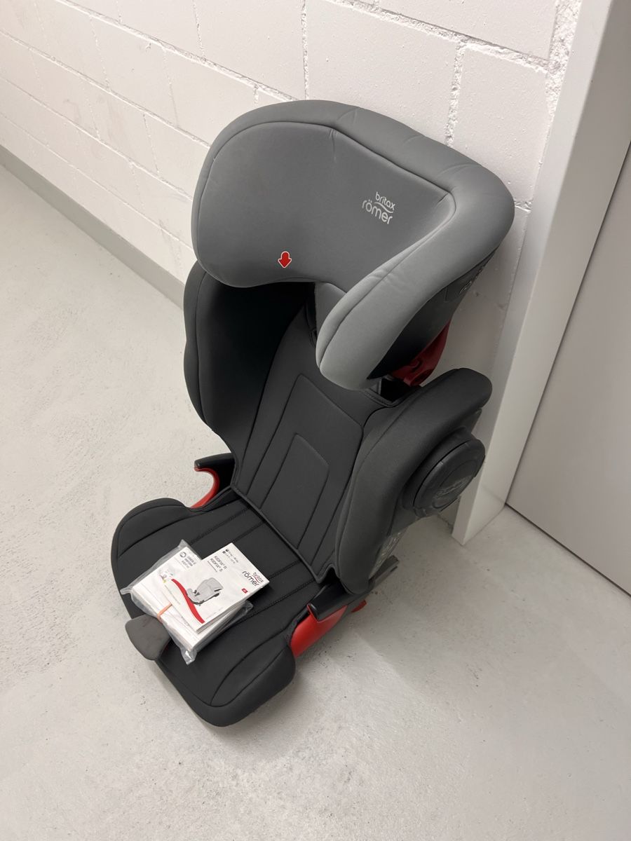 Britax Römer Seggiolini per auto: Kindersitz Britax Römer Kidfix 2 S – Usato da Stäfa venduto da tmq 1