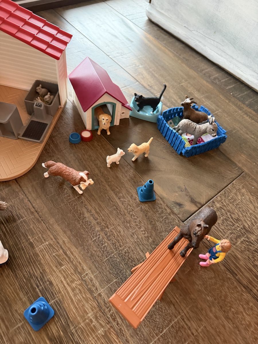 Schleich Giocattoli: Schleich Pferdestall und Krankentransporter – Usato da Wilen b. Wollerau venduto da phibekuemin 5