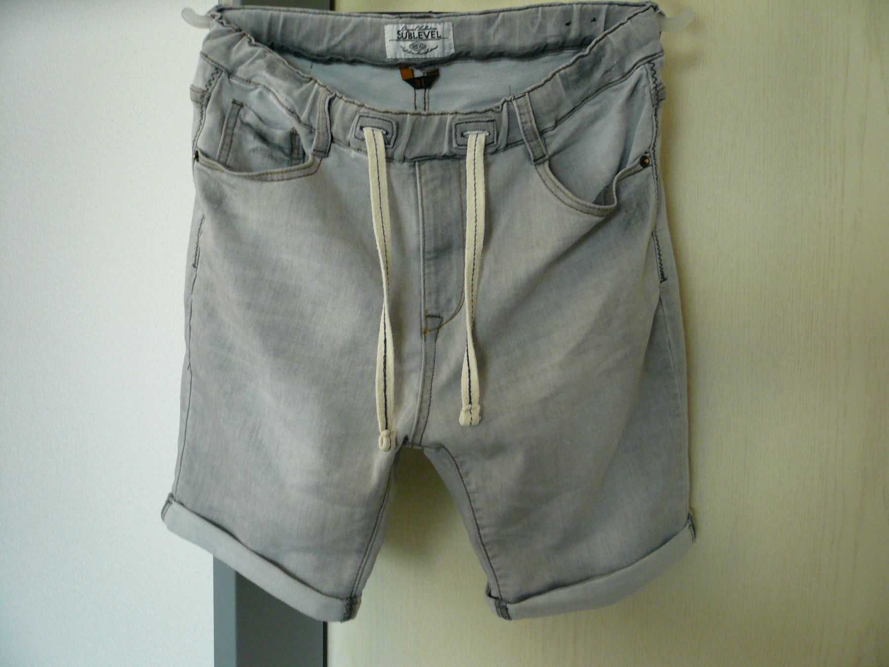 Jeans: Lässige Sublevel Denim Shorts, hellgrau, neuwertig – Usato da Sirnach venduto da primo.si