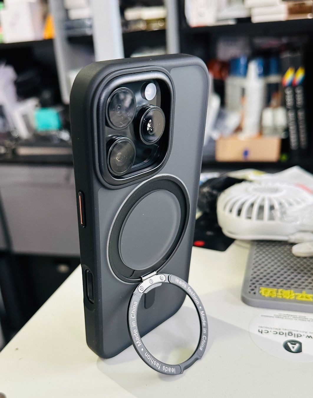 Cover & Protezioni schermo: iPhone 16 Pro Max - Coque Magnétique support magsafe rotatif – Nuovo e nell'imballaggio originale da Morges venduto da DigiAC 2