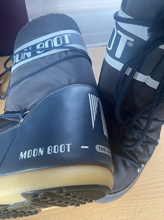 Scarpe da uomo: Moon Boot fast wie neu  – Usato da Solothurn venduto da nev_7qmh 1
