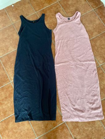 Vendo 2 vestiti lunghi a canottiera, 1 nero-blu e 1 rosa