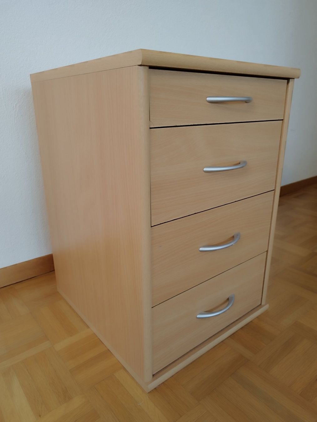 Cassettiere: Hellbraune Kommode aus Holz, 4 Schubladen (Eichenoptik) – Usato da Uster venduto da Caicedo89 1