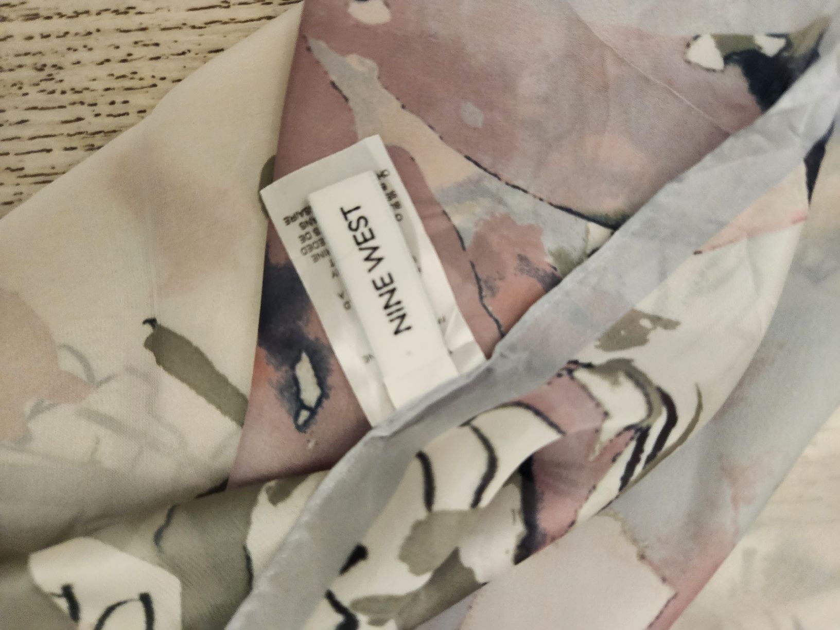 Foulards & écharpes: Foulard Nine West imprimé floral rose clair  – D'occasion à Niedergösgen par Eva2410 2