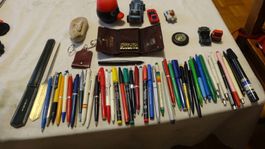 55 VERSCHIDENE SACHEN-KEY RING-KUGELSCHREIBENS-TOY AUTOS.