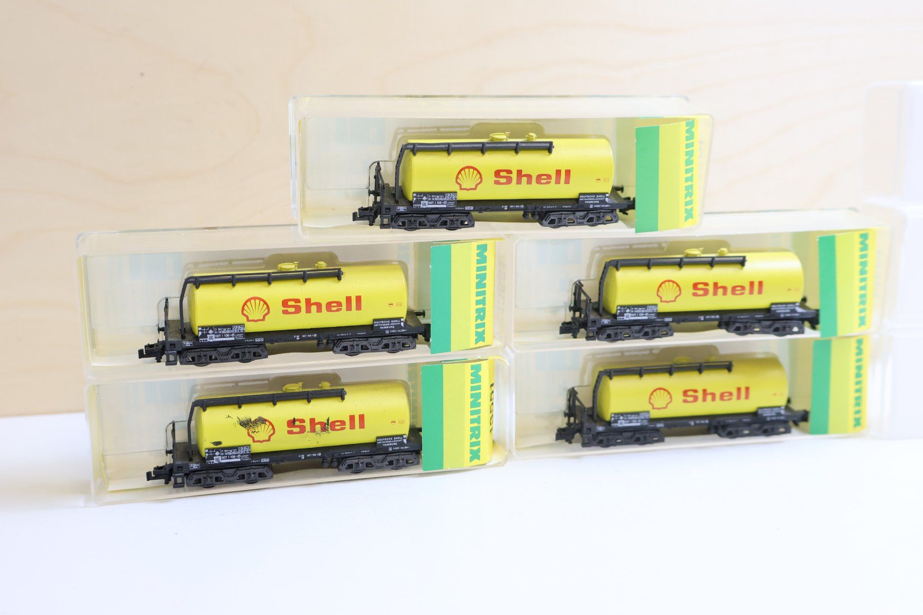 Trix Modelleisenbahnen: Minitrix 5 x Tankwagen Set 4-Achser - 13551 Shell – Gebraucht aus Winterthur von Monstera 1