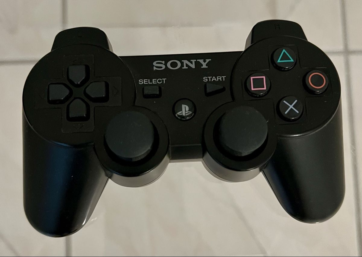 Sony Konsolen: Sony PlayStation 3 Konsole mit 2 Controllern – Gebraucht aus Hunzenschwil von Madachica 4