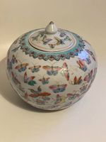 joli pot décoré avec des papillons