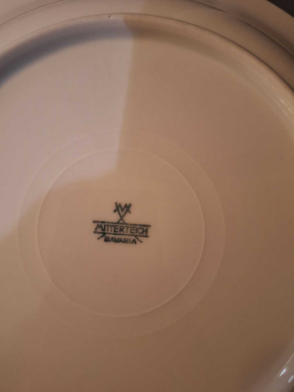 Set di piatti: 8 Teller weiss mit gold, rotem Rand – Usato da Regensdorf venduto da Schmim 3