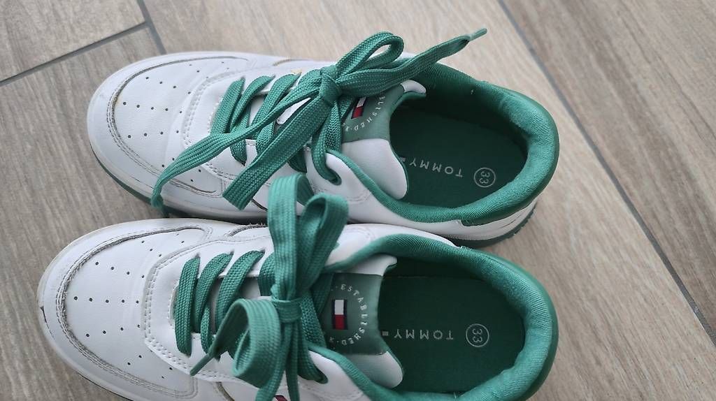 Scarpe per ragazzi: Sneaker gr. 33 Tommy Hilfiger – Usato da Liestal venduto da hel_2xmx 3