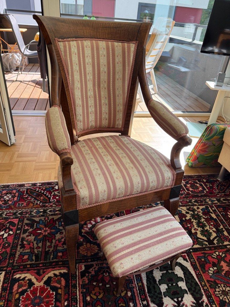 Poltrone: Antiker Sessel mit Hocker Biedermeier Zeit – Usato da Würenlos venduto da SWISSOLDTIMERS