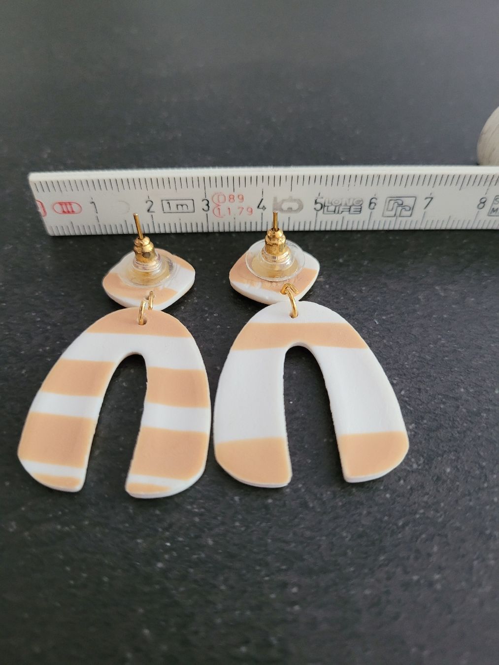 Ohrringe & -stecker: Ohrringe Bogenform gestreift weiss/beige – Gebraucht aus Büren NW von nie_k6382 2
