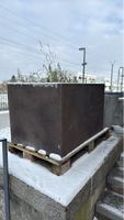 Robuster Pflanzentrog aus Beton für Garten oder Terrasse