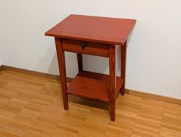 Beistelltisch aus Holz rot mit Schublade