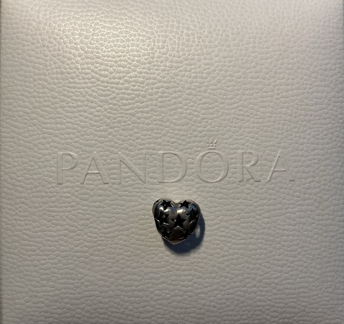 Pandora Ciondoli: Pandora Charm in Herzform mit Sternen – Usato da Theilingen venduto da Cykelnyckel