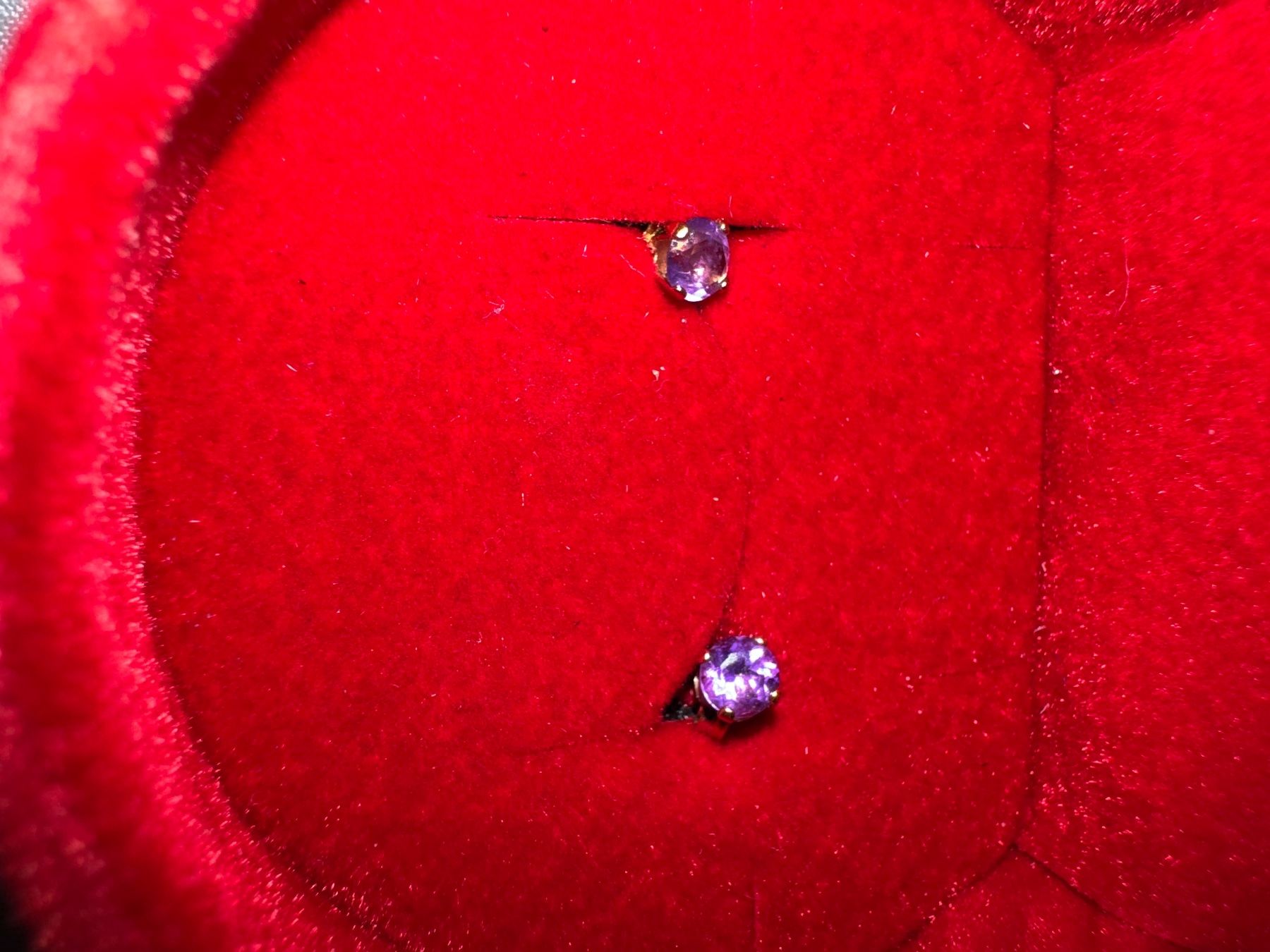 Boucles d'oreille: Feine Ohrstecker mit violettem Stein – D'occasion à Binningen par Nfizzi
