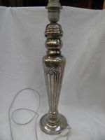 Hohe Tischlampe silberfarbenes Metall