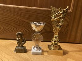 Trophées de football trois couleur or argent et bronze