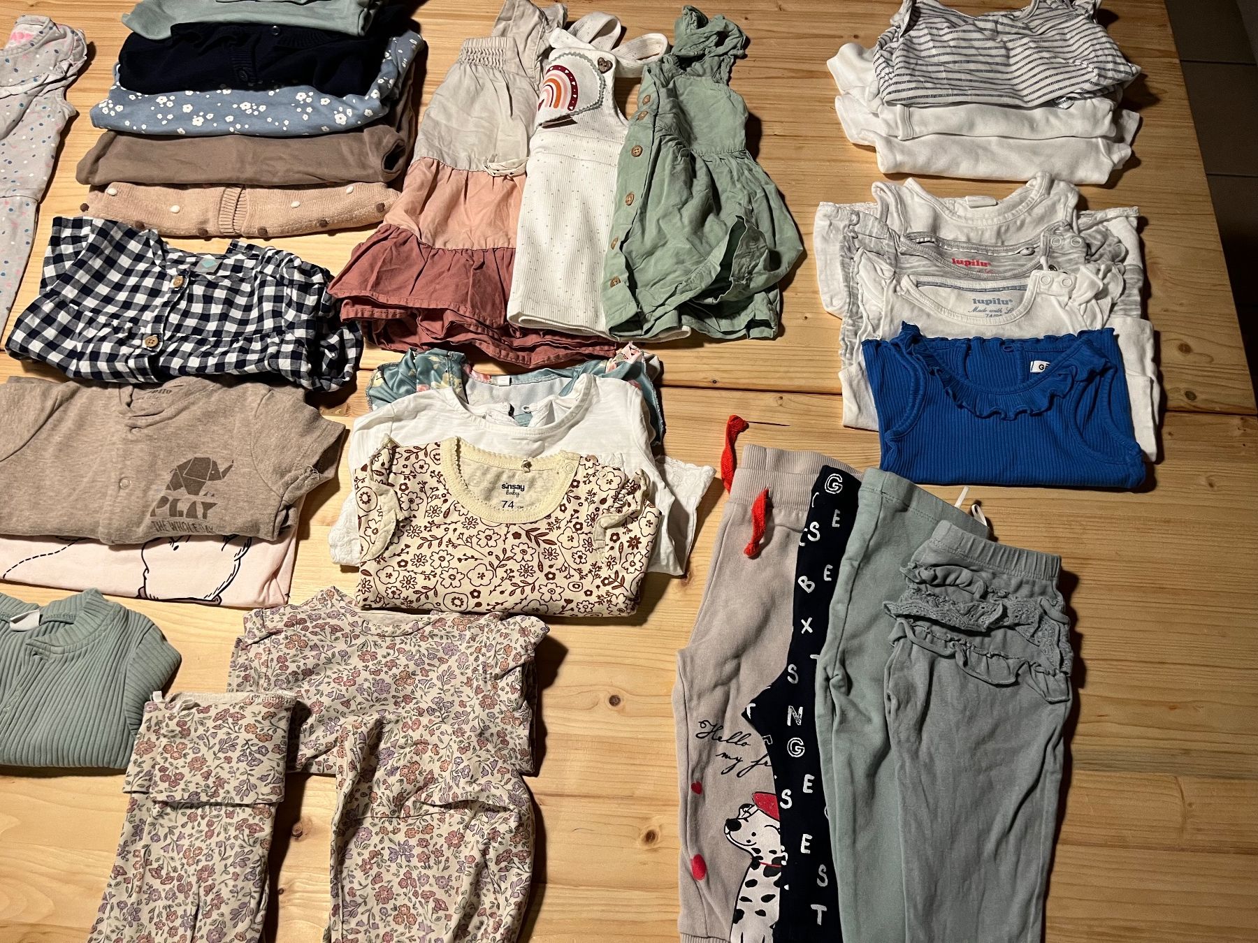 H&M Lotti & Set di vestiti: Großes Kleiderpaket Gr. 74 / 80 – Usato da Adelboden venduto da Jestil20 3