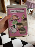 Boîte vintage métal légumes secs Derrière la porte