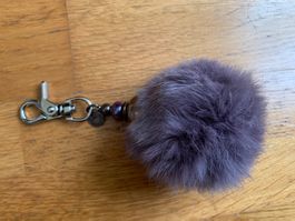 Taschenanhänger Pelzball lila mit Karabiner