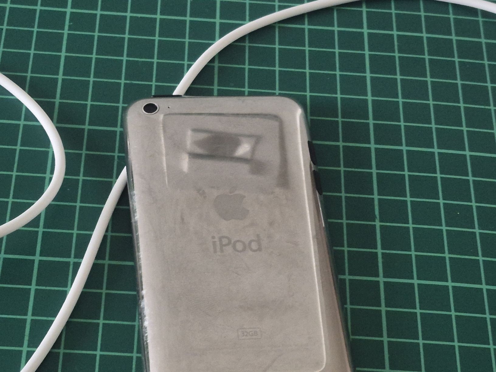 Apple Tragbarer Mediaplayer: Apple iPod Touch 4th Gen 32GB with  charger Cable  – Gebraucht aus Meyrin von Retro-GZ 4