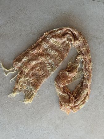 Joli foulard de fête ajouré, tons crème