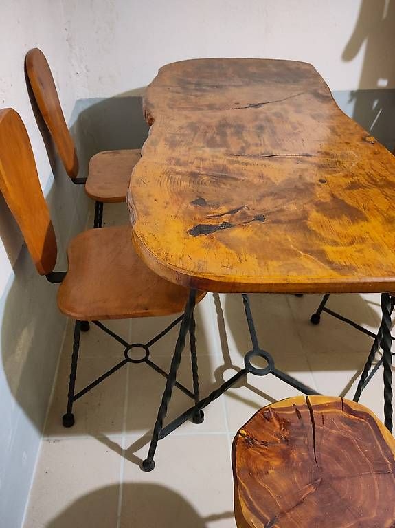 Tables: Table en bois massif et fer forgé  – D'occasion à Yverdon-les-Bains par stephanie.kaelin