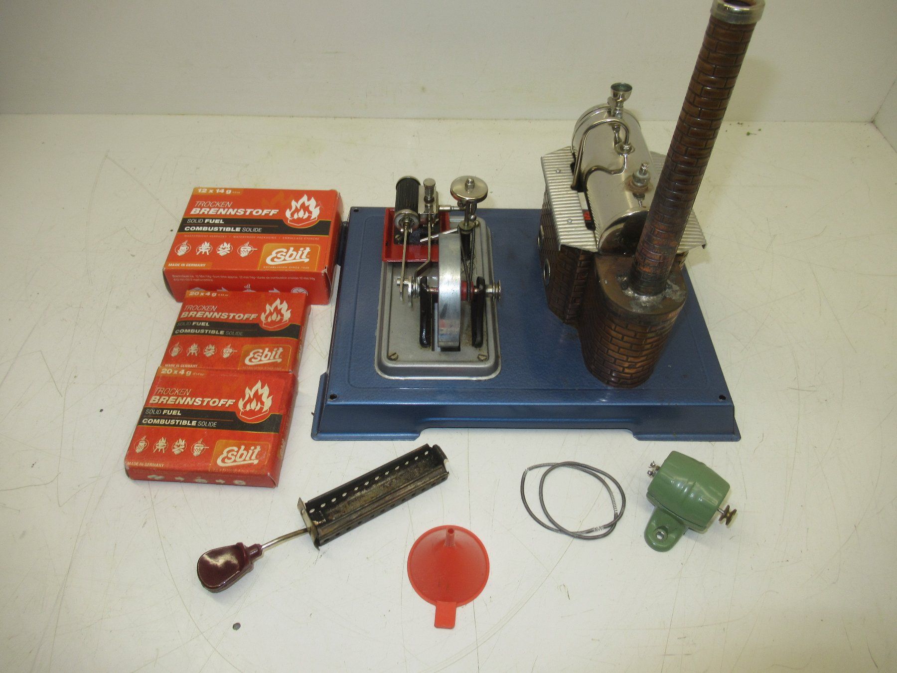 Wilesco Kit di modellismo & Modellini statici: Wilesco Dampfmaschine D10 mit Dynamo, ungetestet – Usato da Männedorf venduto da livesteam 1